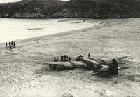 post-6881-0-07395700-1341229630.jpg (892.38 КБ) 60240 просмотров "Хроника ВОВ Советского Союза на Северном театре"<br />"Ю-88", совершивший вынужденную посадку в районе губы Климковка 29 сентября и найденный 1 октября.