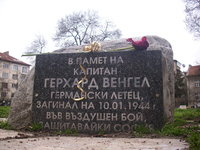 1200px-Gerhard_Wengel_memorial_slab_in_Sofia.JPG (265.89 КБ) 70396 просмотров Hauptmann Gerhard Wengel Gruppenkommandeur of I./JG 5 „Eismeer“ memorial slab in Sofia