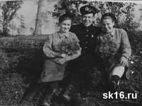 Пунанов И.И. и девушки краснофлотцы. 1943 год.