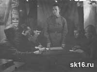 Заседание бюро КСМ 40-ой роты связи. Выступает сержант Мещанинов. 1942 год.