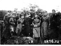 Второй справа - командир 42-го АП ДД Бабенко Андрей Дементьевич, третий  - Командир 36-ой АД ДД Дрянин В.Ф. 07.06.1942 г.